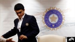 বোর্ড অফ কন্ট্রোল ফর ক্রিকেট ইন ইন্ডিয়া (BCCI) এর নবনির্বাচিত সভাপতি সৌরভ গাঙ্গুলী ভারতের মুম্বাই এ দায়িত্ব নেওয়ার পরে সংবাদ সম্মেলনে অংশ নেয়ার জন্য প্রস্তুতি নিচ্ছেন।২৩ অক্টোবর ২০১৯।(ফাইল ছবি)