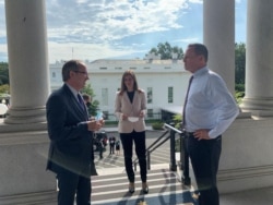 Specijalni savetnik predsednika SAD za dijalog Srbije i Kosova Ričard Grenel dočekuje premijera Kosova Avdulaha Hotija, pred sastanak sa predsednikom Srbije Aleksandrom Vučićem, ispred Bele kuće, u Vašingtonu, 3. septembra 2020. (Foto: Tviter nalog Saveta za nacionalnu bezbednost SAD)