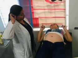 Adolescentes embarazadas que conversaron con la VOA no planificaron tener hijos en medio de las dificultades que atraviesa el país.