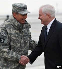 Deyvid Petreus va Robert Geyts Afg'onistondan chiqishdan shoshmagan ma'qul, deydi