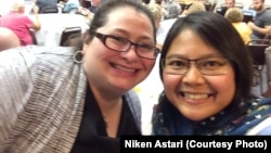 Niken Astari, bersama Rabbi Emily Losben (berbaju hitam). Bulan Ramadan lalu, Niken menjadi pembicara dalam sejumlah acara diskusi lintas agama di masjid, gereja dan sinagoga di kota Erie. (Foto courtesy: Niken Astari)