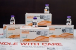 Paket vaksin COVID-19 produksi Bio Farma di Command Center dan Sistem Manajemen Distribusi Vaksin (SMDV) Bio Farma di Bandung, Provinsi Jawa Barat, 7 Januari 2021. (Antara Foto / M Agung Rajasa via REUTERS)