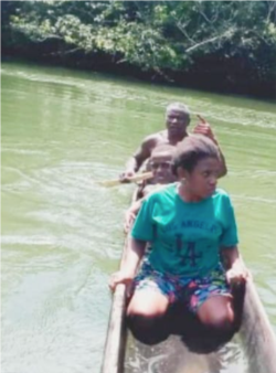 Pengungsi menyebrang sungai Kais untuk mencari tempat aman. (Foto: Courtesy/KMSPPM)