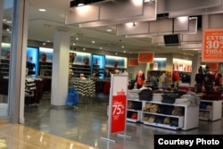 A store in Virginia offers 75 percent off original prices storewide as part of big holiday season discounts in the United States, Nov. 24, 2016. (D. Bekheet/VOA)