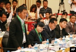 FILE - Gen. Samlut Gun Maw, left, vice chief of the staff of Kachin Independence Army (KIA), speaks during their peace talk with Myanmar government peace making group at Myanmar Peace Center, March 17, 2015, in Yangon.