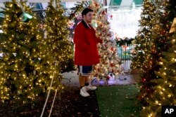 Russ Cirincione shops in New York, Dec. 24, 2015. Temperatures were expected to rise into the 70s in New York as topsy-turvy winter weather caused the Northeast to experience unseasonable weather for late December.
