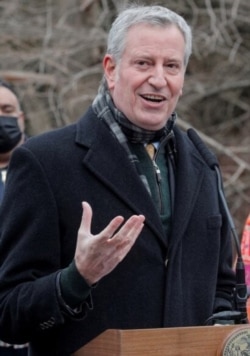 Wali Kota Bill de Blasio mengajak turis berkunjung ke New York, sekaligus mendapatkan vaksinasi COVID-19.