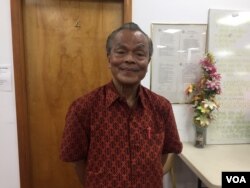 លោក​ទន់ សុវណ្ណ​ ប្រធាន​វត្ត​ពុទ្ធិការាម ចូលរួម​នៅ​ក្នុង​កម្មវិធី​ជំនួប​ក្រៅផ្លូវ​ការ​ជាមួយ​ឯកអគ្គរដ្ឋទូត​សហរដ្ឋ​អាមេរិក​ប្រចាំ​កម្ពុជា​លោក William Heidt នៅ​វត្ត​ពុទ្ធិការាម កាល​ពី​ថ្ងៃ​អាទិត្យ ទី​២៣ ខែ​កក្កដា ឆ្នាំ​២០១៧។ (ណឹម សុភ័ក្រ្តបញ្ញា/VOA)