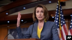 La Líder de la minoría de la casa Nancy Pelosi de California habla durante una conferencia de prensa en Capitol Hill en Washington, 23 de marzo de 2017.