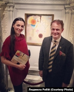 Людмила Рабій із президентом Стокгольмського аукціону Нікласом Форсманом, на фоні роботи Кандинського