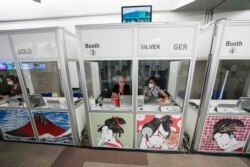 Penerjemah di Olympic Press Center Olimpiade Musim Panas 2020 di Tokyo, Jepang, Jumat, 30 Juli 2021. (AP)