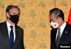 Menteri Luar Negeri AS Antony Blinken bertemu dengan Menteri Luar Negeri China Wang Yi di sela-sela KTT G-20 di Roma, 31 Oktober 2021. (Tiziana Fabi via Reuters)