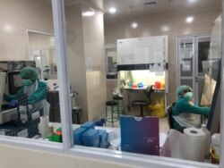 Petugas di BBTKLPP Yogyakarta sedang memeriksa sampel pasien terkait virus corona. (Foto: Irene/ BBTKLPP)