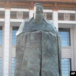 北京国家博物馆前的孔子雕像，孔子和蔑视孔子的毛泽东同在天安门广场