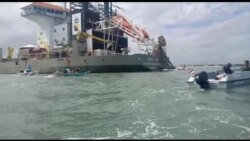 Aksi nelayan pulau Kodingareng saat berupaya menghalangi Kapal Queen of Netherlands melakukan pengerukan pasir laut di wilayah tangkap ikan nelayan (6 Juli 2020) Foto : WALHI Sulawesi Selatan