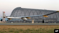 'Solar Impulse' lepas landas dari Lapangan Moffett, NASA di kota Mountain View, California (3/5). Pesawat buatan Swiss ini akan singgah di beberapa kota Amerika.