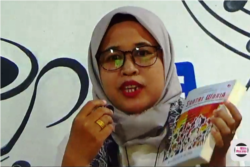 Masthuriyah Sa'dan dan buku Santri Waria, seluruh hasil penjualan buku disumbangkan untuk PP Waria Al-Fatah Yogyakarta. (Foto: VOA/Nurhadi Sucahyo)