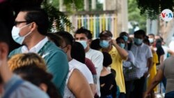 Las autoridades sanitarias también comenzaron a vacunar a jóvenes de 18 a 29 años. La vacuna que se le aplica a este segmento es la Sputnik Light. Foto: Houston Castillo y Donaldo Hernández, VOA.