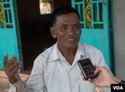 Ek Eam, the uncle of suspected killer Eouth Ang, talks to VOA Khmer in the Angkor Chum district of Siem Reap, Cambodia, July 14, 2016. ( L. Len/VOA Khmer)