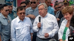Sekjen PBB Antonio Guterres (kanan) didampingi Wapres Jusuf Kalla (kiri) memberikan keterangan kepada media, saat meninjau daerah terparah terdampak gempa buni di Balaroa, Palu, Sulawesi Tengah, 12 Oktober 2018.
