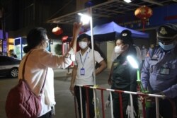 រូប​ឯកសារ៖ សកម្មភាពអាជ្ញាធររឹតបន្តឹងចរាចរណ៍​តាមដងផ្លូវអំឡុងបំរាមគោចរក្នុងរាជធានីភ្នំពេញ ពីម៉ោង៨យប់ដល់៥ព្រឹក ដើម្បីទប់ស្កាត់ការឆ្លងរាលដាលនៃជំងឺកូវីដ១៩ កាលពីថ្ងៃទី ០៨ ខែមេសា ឆ្នាំ ២០២១ កន្លងទៅ។ (កាន់ វិច្ឆិកា/វីអូអេ)