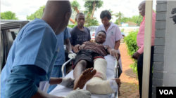 A citizen arrives at a private medical center in Harare, Jan. 17, 2019, after he was injured during this week’s protests. Human rights organizations accuse the army of brutally crushing the protests, an accusation the government vehemently denies. The group Zimbabwe Doctors for Human Rights says least 68 people were treated for gunshot wounds. (C. Mavhunga/VOA)