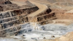 Mali la, bɛnkan dɔ kɛra Mali fanga ni sanubɔlaw cɛ, a tun bɛ baro kɛ ni minnu ye, Barrick Gold fana sen bɛ o la. 