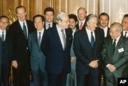 រូបឯកសារ៖ រដ្ឋមន្ត្រី​ក្រសួងការបរទេស​ជា​ច្រើន​រូបដូចជាលោក Javier Perez de Cuella អគ្គលេខាធិការអ.ស.ប លោក Roland Dumas នៃ​ប្រទេស​បារំាង និង​ព្រះបាទ នរោត្តម សីហនុ លោក James Baker រដ្ឋមន្ត្រីក្រសួងការបរទេសអាមេរិក លោក Qian Qichen រដ្ឋមន្ត្រីក្រសួងការបរទេសនៃ​ប្រទេស​ចិន លោក Boris Pankin រដ្ឋមន្ត្រីក្រសួងការបរទេសនៃ​សហភាពសូវៀត ព្រះអង្គម្ចាស់ Mohamed Bolkiah នៃ​ប្រទេស​ប៊ុ្រយណេ ព្រះអង្គម្ចាស់ Caithness នៃចក្រភពអង់គ្លេស និង​លោក Asa Sarasin រដ្ឋមន្ត្រីក្រសួងការបរទេស​ប្រចាំ​ប្រទេស​ថៃ ចូលរួម​ក្នុង​សន្និសីទ​ទីក្រុង​ប៉ារីសស្តី​ពី​ប្រទេស​កម្ពុជា ហើយថតរូប​រួម​គ្នា​មុន​កិច្ច​ប្រជុំ កាលពី​ថ្ងៃទី២៣ ខែ​តុលា ឆ្នាំ១៩៩១។