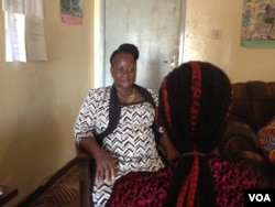 Julie Sesay of Advocaid speaks to a sex worker at the Advocaid office, in Freetown, Sierra Leone, Jan. 16, 2018. (N. deVries/VOA)