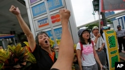 Pro-Taiwan supporters shout slogans to denounce the visiting Zhang Zhijun, minister of Beijing’s Taiwan Affairs Office, as he meets with officials at the city hall in New Taipei City, Taiwan, June 26, 2014.