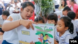 Children are being encouraged to read on National Reading Day at the National Institution of Education, Phnom Penh, Cambodia, March 11, 2017. (Khan Sokummono/VOA Khmer)
