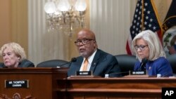 El presidente Bennie Thompson, demócrata por Mississippi, flanqueado por la representante Zoe Lofgren, demócrata por California., a la izquierda, y la vicepresidenta Liz Cheney, republicana por Wyoming, habla como el comité selecto de la Cámara encargado de investigar el ataque del 6 de enero contra el Capitolio. se reúne en Washington, el 19 de octubre de 2021.