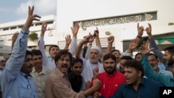 شماری از حامیان عمران خان در بیرون پارلمان پاکستان پس از انتخات خان به حیث صدرعظم آن کشور