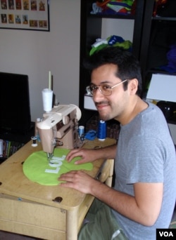 Throwboy founder Roberto Hoyos makes one of his pillows, which looks like a computer icon. (VOA/T. Banse)