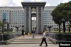 Pintu masuk kantor pusat Bank Indonesia di Jakarta, 14 Januari 2016. (REUTERS/Garry Lotulung)