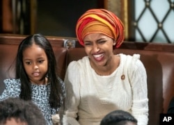 Ilhan Omar, anggota Kongres AS keturunan Somalia bersama putrinya Isra Hirsi.