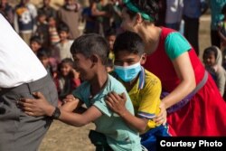 Clowns Without Borders UK founder Samantha Holdsworth told VOA her team hopes performances provide psychosocial relief not only for the kids but also their parents. (E. Morgan/CWB)