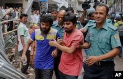 Suspected members of the banned Islamic militant outfit Ansarullah Bangla Team, Sadek Ali (second right) and Aminul Mollick (front left) are escorted by policemen along with another suspect from a court in Dhaka, Bangladesh, Aug. 19, 2015.