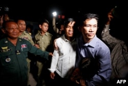 រូបឯកសារ៖​ លោក យាង សុធារិន (ខាងស្តាំ) និង​លោក អ៊ួន ឈិន អតីត​អ្នកសារព័ត៌មាន​វិទ្យុអាស៊ីសេរី​ ដែល​ត្រូវ​បាន​រង​ការ​ចោទ​ប្រកាន់​ពី​បទ​ចារកម្ម​ ចាកចេញ​ពី​ពន្ធនាគារ​ព្រៃស​ បន្ទាប់​ពី​ត្រូវ​បាន​ដោះលែង​ឲ្យ​នៅ​ក្រៅ​ឃុំ កាល​ពី​ថ្ងៃ​ទី២១ ខែ​សីហា ឆ្នាំ​២០១៨។