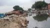Chuva trouxe águas paradas e muito lixo, origem de epidemias. Angola, 25 abril 2014 
