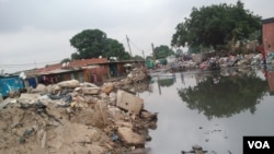 Chuva trouxe águas paradas e muito lixo, origem de epidemias. Angola, 25 abril 2014 
