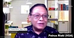 Ahli epidemiologi, Pandu Riono dalam sebuah webinar, dalam tangkapan layar. (Foto: VOA/Petrus Riski)
