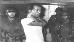 Penangkapan simpatisan PKI (foto: Wikipedia).