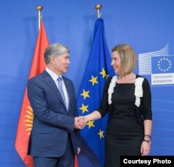 Atambayev Yevropa Ittifoqi bosh diplomati Federika Mogerini bilan, Bryussel, 16-fevral, 2017
