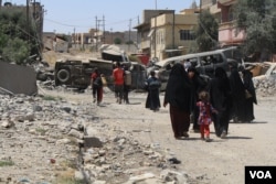 Most families running arrive exhausted from violence, hunger and heat and still wearing IS-mandated clothing, in Mosul, Iraq, June 4, 2017. (H. Murdock/VOA)