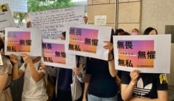 大批记者及市民在法庭外手持标语声援蔡玉玲 (美国之音/汤惠芸)