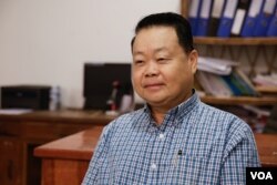 លោក​ ទាវ វណ្ណុល​ ​អតីត​សមាជិក​ព្រឹទ្ធ​សភា​គណបក្ស​សម រង្ស៊ី​ ផ្តល់​បទសម្ភាស​ដល់ VOA​ កាល​ពីឆ្នាំ២០១៧។​ (ខាន់​ សុគុំមនោ​/ VOA)