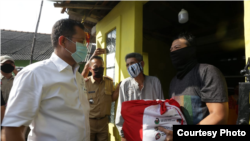 Ilustrasi penyerahan bansos kepada Keluarga Penerima Manfaat (KPM). (Foto: Kemensos)
Para kontestan Pilkada serentak khawatir dan curiga tentang kemungkinan penyalahgunaan kekuasaan lewat skema bansos. 