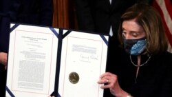 Predsedavajuća Predstavničkog doma Nensi Pelosi pokazuje optužnicu protiv predsednika Donalda Trampa