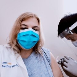 Doktorka Paunović za vreme sopstvene vakcinacije krajem decembra 2020.